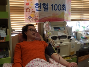RH-O형 혈액 헌혈 100회를 달성한 김동복 프로듀서