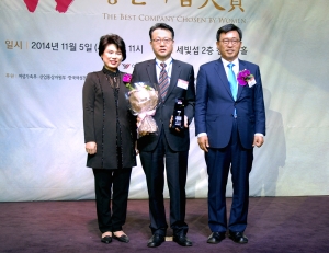 일동후디스가 13년 연속 여성소비자가 뽑은 좋은기업 대상을 수상했다. 여성신문사 대표 김효