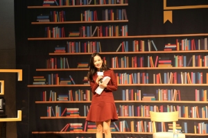 배우 안미나 씨가 행복한 책읽기라는 주제를 가지고 강연을 열었다.