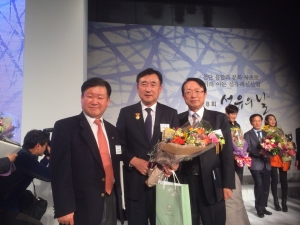 김희삼 교수(오른쪽 첫번째)가 산업통상자원부 장관상을 수상하였다