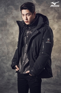 한국미즈노가 2014 FW 구스다운 ‘블랙기어’를 출시하고, 배우 홍종현이 블랙기어를 착용