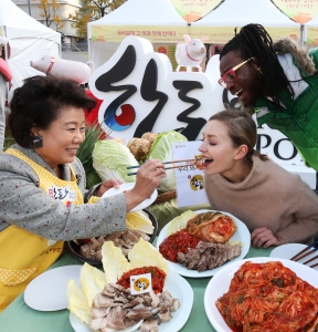 서울김장문화제에 참가한 외국인 관광객들이 김치와 함께 한돈 보쌈을 맛있게 먹고 있다.