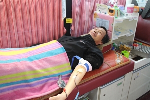 솔라루체 김용일 대표가 헌혈 행사에 참가하고 있다
