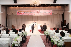 용인송담대학교는 새터민 합동 결혼식 사회봉사단 활동에 참여했다.