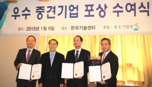 오텍, 2014년 우수 중견기업 고용늘림 포상 수상(왼쪽부터 ㈜오텍 강성희 회장, 중소기업