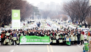 지난 2월 7일 아름다운나눔보따리 서울 행사장, 뒤로 봉사자들의 배달 차량 위에 나눔보따리
