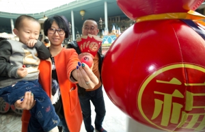 롯데월드 어드벤처가 봄을 맞아 한국을 방문하는 중국인 관광객을 잡기 위해 홍빠오를 지급하는