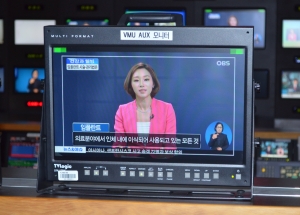 OBS 경인방송국에서 생방송 촬영에 임하고 있는 매직키스치과 정유미 원장(치의학박사) 방송