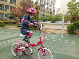해피홈런을 통해 자전거를 지원받은 소아암 어린이가 자전거를 타고 있다