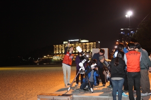 소통 부산 해운대를 찾은 시민들이 해변에 설치된 천체망원경으로 달을 관찰하고 있다
