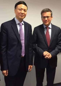 카를로스 모에다스 EU집행위원회 위원(우)과 ZTE CEO 쉬리롱(좌)