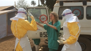 2014년 3월 에볼라 확산이 시작된 기니 케게두에서 국경없는의사회는 격리 시설을 세우고 
