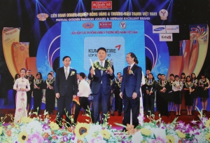 금호타이어가 베트남 ‘2015 골든 드래곤상’을 2년 연속 수상하며, 금호타이어 김현호 베