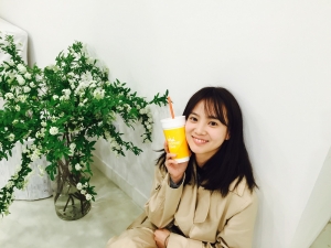 30일, 배우 윤승아가 자신의 인스타그램에 스무디킹의 슬림 앤 슬림 스트로베리를 즐기는 모