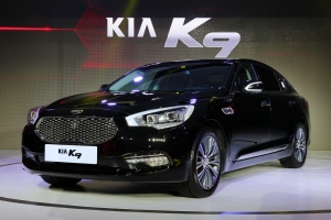 기아자동차는 2015 상하이 국제모터쇼 언론공개일 행사에서 신형 K5를 중국에 최초 공개하