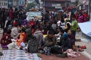 네팔 카트만두, 지진 피해민들이 집으로 돌아가지 못하고 도로 위에 주저앉아 있다.