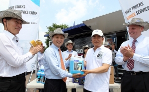 볼보트럭코리아 2015 여름 서비스 캠프’에 참석한 김영재 볼보트럭코리아 사장(왼쪽 두 번