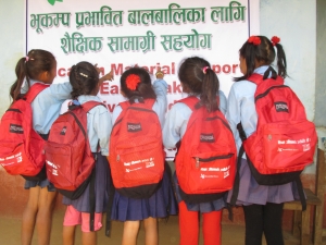 아름다운가게 네팔 1차 지원, 다딩지역 초등학생들이 나눠준 가방을 메고 있다.