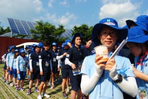 DMZ평화통일대장정 원정대원이 오니기리와이규동 냉우동 컵을 들고 있다