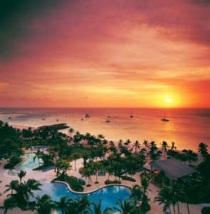 힐튼 호텔&리조트가 아루바 팜비치(Palm Beach)의 백사장 해변에 355개 객실을 갖