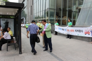도로교통공단 서울지부가 7월 22일 서울시민을 대상으로 교통안전의식 확산을 위한 캠페인을 