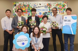 이승기가 제품 홍보 모델로 활동 중인 한국먼디파마 창립 17주년 기념 희망꽃바구니 행사에서