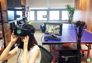 사진은 VR 360도 LIVE 중계 시스템을 통해 VR영상을 시청하고 있는 모습