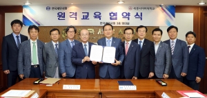 세종사이버대학교 김문현 총장(사진 왼쪽 다섯 번째)과 한국세무사회 백운찬 회장(사진 왼쪽 