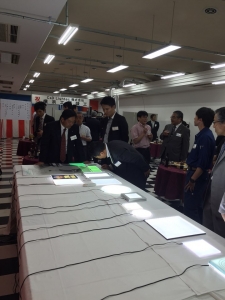 일본 씨엔디라이텍 관계자들 및 루미시트 제품들