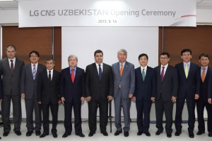 LG CNS 우즈벡 개소식에 참석한 LG CNS와 우즈베키스탄 정보통신기술개발부의 주요 인