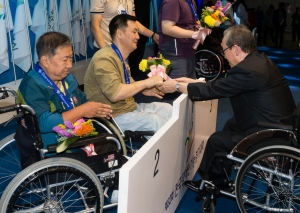 제32회 전국장애인기능경기대회 폐회식에서 박승규 한국장애인고용공단 이사장이 수상자에게 시상