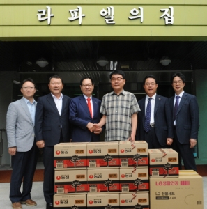 지난 18일, 이규택 한국교직원공제회 이사장을 비롯한 임직원들이 시각중복장애인들의 생활공동