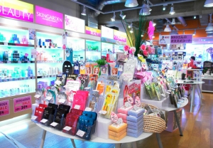 韓流ショッピングの中心、東京新宿に位置した韓流コスメショップスキンガーデンに韓国化粧品を探す客が増え