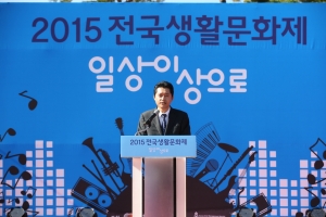(재)예술경영지원센터 김선영 대표가 ‘2015전국생활문화제’ 개막식에서 환영사를 하고 있다