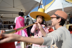 25일 서울 강북구 북서울꿈의 숲에서 열린 2015전국생활문화제의 체험존에서 참가자가 전통