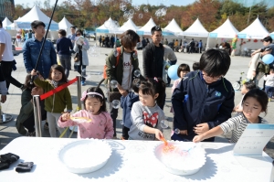 25일 서울 강북구 북서울꿈의 숲에서 열린 2015전국생활문화제에 참가한 시민들이 비누방울