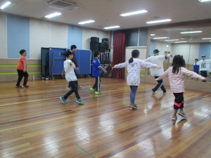 우리동네 예체능 프로그램 참여 아동들이 비보이 댄스 동작을 배우고 있다.