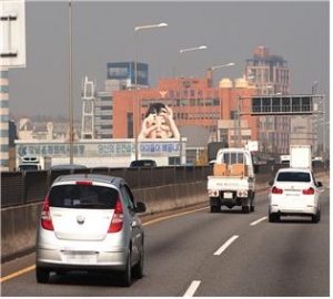 도로교통공단이 운전자들의 안전하고 바람직한 운전문화를 만들기 위해 교통안전조형물을 설치하였