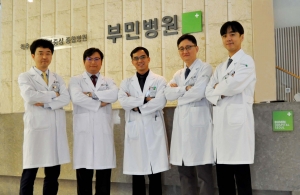 서울부민병원 정택근 진료원장(왼쪽 두 번째)을 비롯한 척추센터 의료진과 국제 의료연수에 참