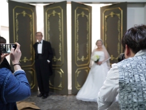 6.25 참전용사 결혼사진 촬영에 노부부 13쌍이 함께했다