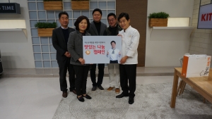 맛있는 나눔 캠페인 참여를 기념하는 (왼쪽부터) 한국사회복지협의회 이준호 푸드뱅크사업단 차