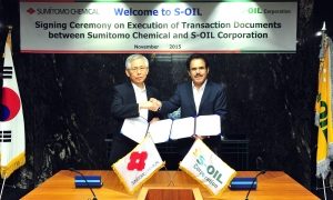 S-OIL 나세르 알 마하셔 CEO(오른쪽)가 스미토모화학 이시토비 오사무 회장과 폴리프로