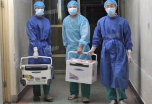 2012년 8월 16일 중국 허난(河南)성 한 병원 의사들이 신선한 이식 장기를 운반하고 