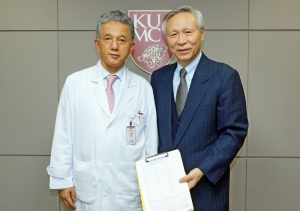 고발 연대서명에 동참한 고려대 의료원장 김우경 교수(왼쪽)와 이승원 IAEOT 회장