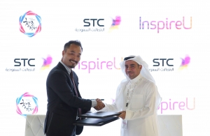 지난 11월 두바이에서 열린 정보통신쇼핑박람회에서 SK와 STC 관계자가 만나 양사간 벤처