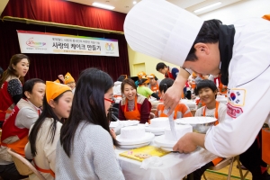 롯데월드 박동기 대표 및 임직원이 마천청소년수련관에서 아이들과 함께 달콤한 케이크를 만들며