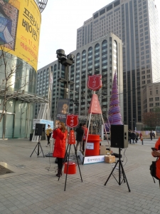 팝페라 가수 이사벨이 광화문 동아일보사 앞에서 공연을 하고 있다