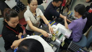 25일 성탄절 KMI 여의도센터를 방문한 중국 에이전트들이 건강검진을 받고 있다