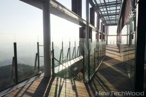 뉴테크우드코리아의 뉴데크가 남산 서울타워 플라자의 야외 테라스에 설치되었다