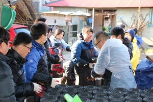 지난해 12월 29일 교촌에프앤비㈜ 임직원이 사랑의 연탄나눔 행사를 진행했다. 경기도 안성